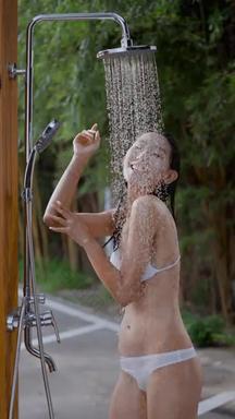 年轻女人在户外淋浴